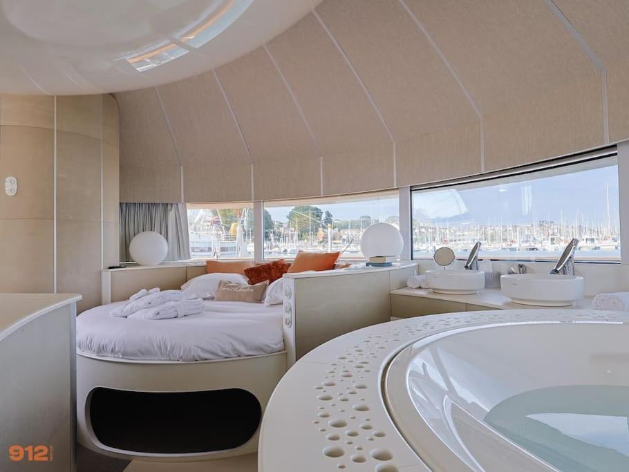 Anthenea Suite Hoteliere Flottante ペロス・ギレック エクステリア 写真