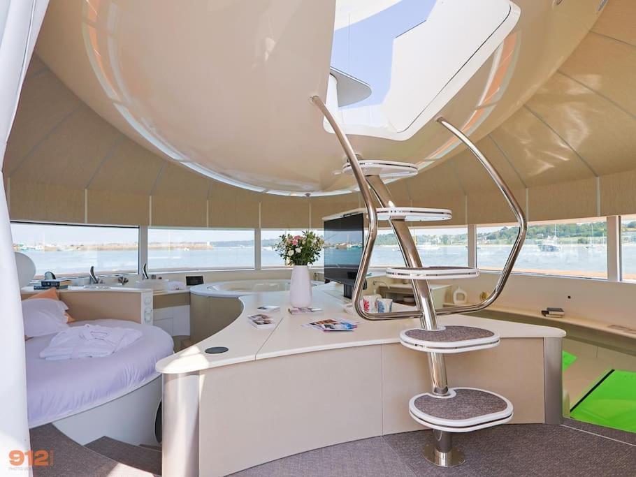 Anthenea Suite Hoteliere Flottante ペロス・ギレック エクステリア 写真