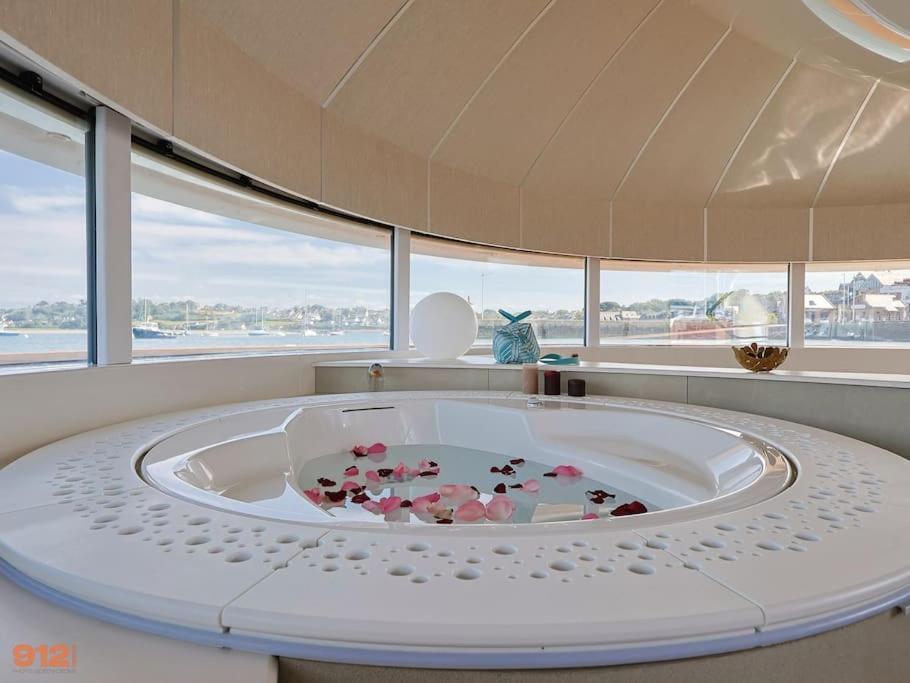 Anthenea Suite Hoteliere Flottante ペロス・ギレック エクステリア 写真